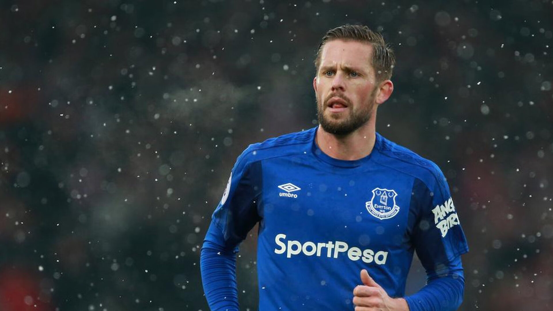 游泳队人数虽少，但质量不减，游泳队员组成一个方阵进行表演,已知方阵最外层有28人