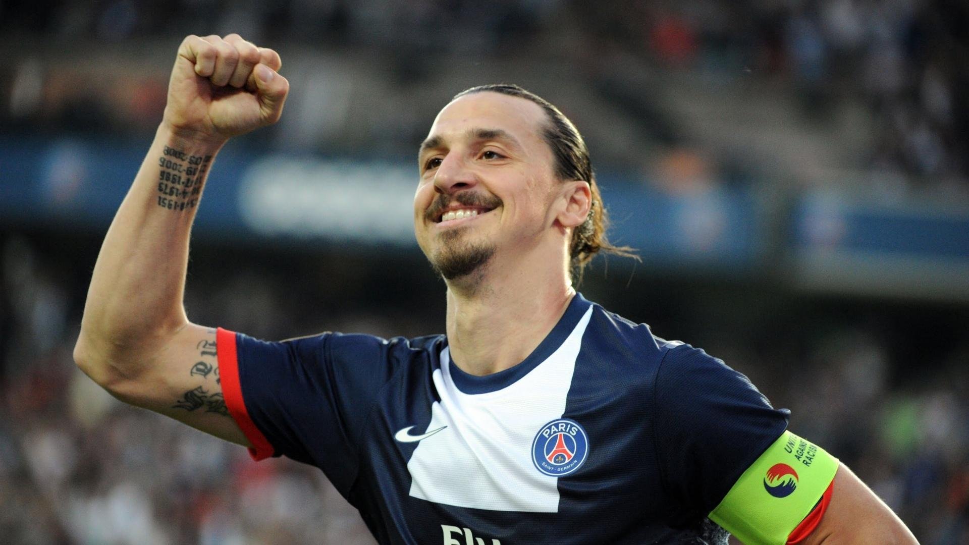 游泳队人数虽少，但质量不减，游泳队员组成一个方阵进行表演,已知方阵最外层有28人